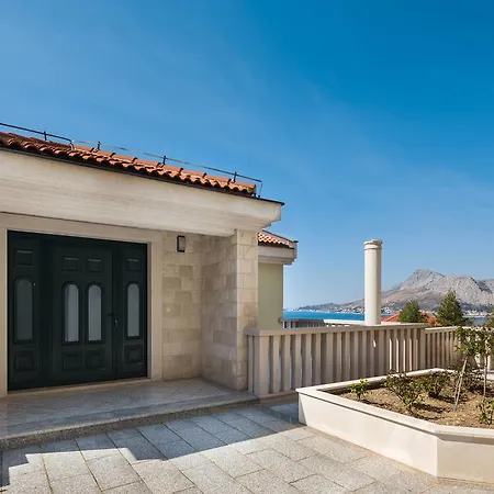 Luxury * Omis